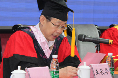 校学位评定委员会副主席王长华副校长宣读授予博士学位决议