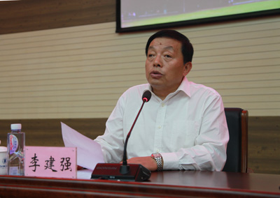 党委书记李建强主持报告会